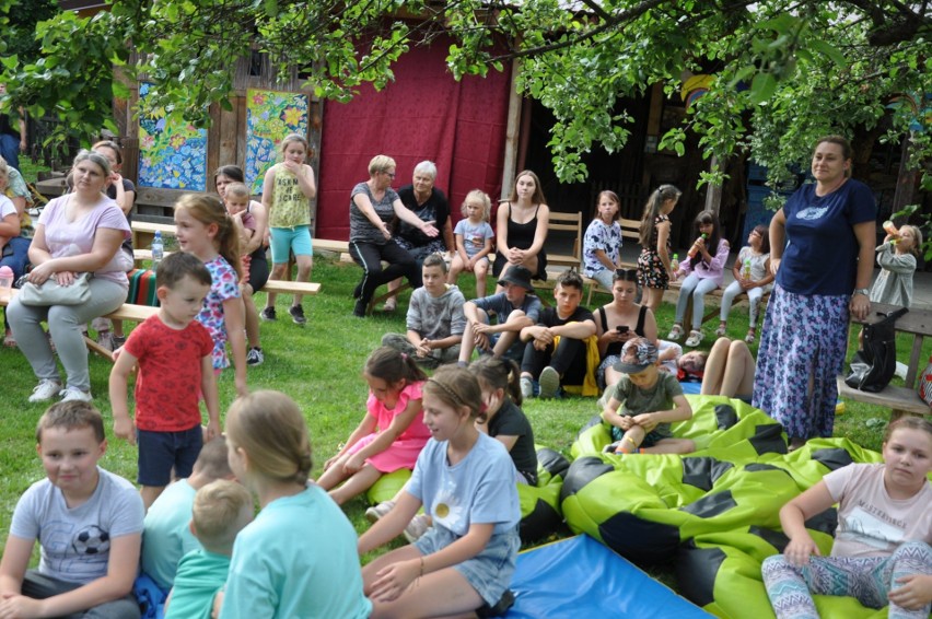 Wspaniały Festiwal Teatrów dla Dzieci w Parku Etnograficznym „Pod Kogutem” w Dąbiu w gminie Zawichost. Zobaczcie zdjęcia
