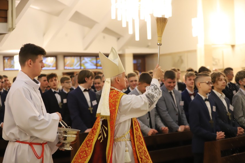 Biskup Marian Florczyk udzielił sakramentu bierzmowania w parafii błogosławionego Jerzego Matulewicza w Kielcach. Zobacz zdjęcia część 2