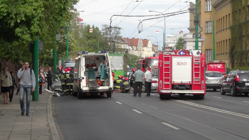 Wypadek na Grunwaldzkiej. Zderzyły się dwa samochody, nie kursują  tramwaje [ZDJĘCIA]