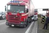 Wypadek na autostradzie A4. Audi wjechało pod naczepę tira