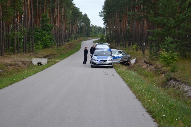 Gdy policjanci dojechali na miejsce zdarzenia, znaleźli skodę, która uderzyła w przepust. W samochodzie nie było nikogo, ruszyli więc na poszukiwania.