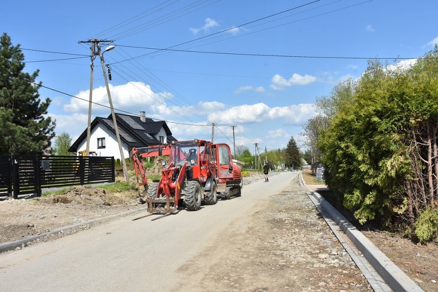 Droga w Łazanach i Trąbkach (gmina Biskupice) jest...