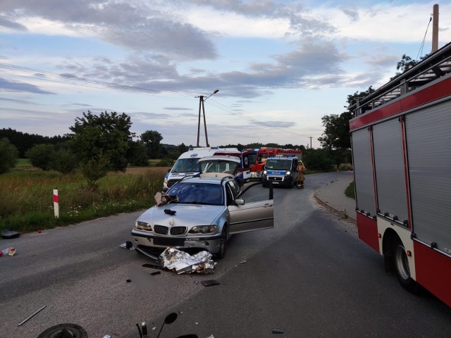 Wypadek w miejscowości Wolice w gminie Barcin. Zderzyły się dwa pojazdy: motorower i osobowe bmw