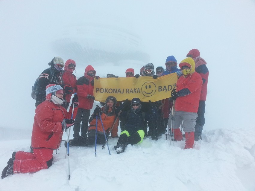 Zimowa wyprawa fundacji "Pokonaj raka" i "Bądź" na Śnieżkę