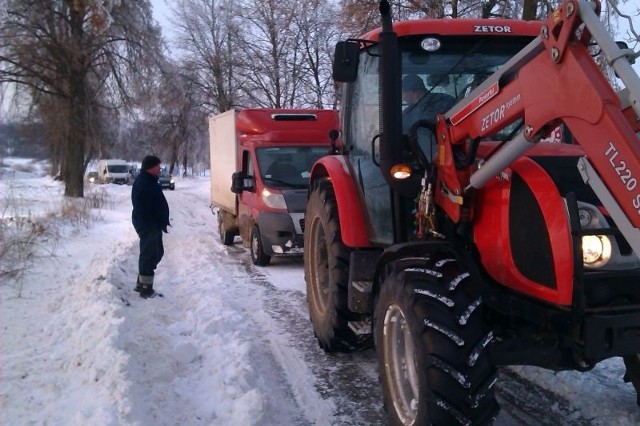 Na pomoc kierowcom wyruszył radny Baćkowic Zbigniew Bernacki, traktorem wyciągał samochody z zasp, a potem odśnieżył trasę.