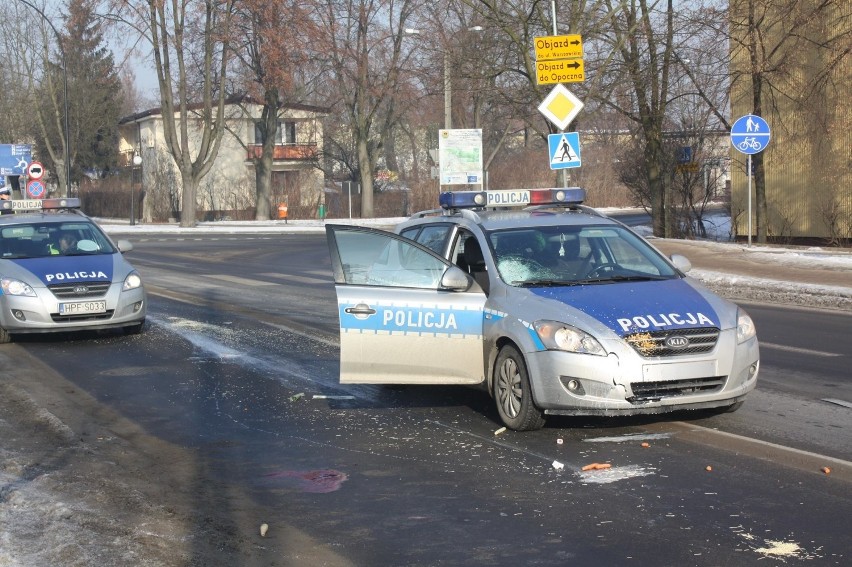 Radiowóz policji potrącił kobietę na pasach w Tomaszowie...