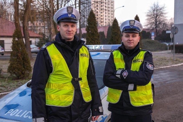 Sierż. sztab. Kamil Szumny i sierż. Konrad Rachwał natychmiast ruszyli na pomoc poszkodowanemu dziecku