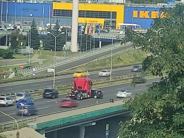 Utrudnienia na drodze S86. Doszło do zdarzenia drogowego z udziałem ciągnika siodłowego i samochodu osobowego.