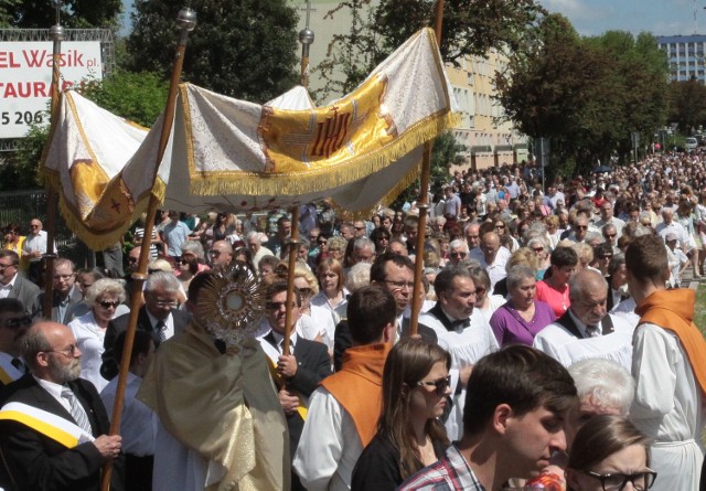 Tysiące wiernych przeszło ulicami Radomia w procesji Bożego Ciała - tutaj procesja w parafii przy ulicy Miłej.