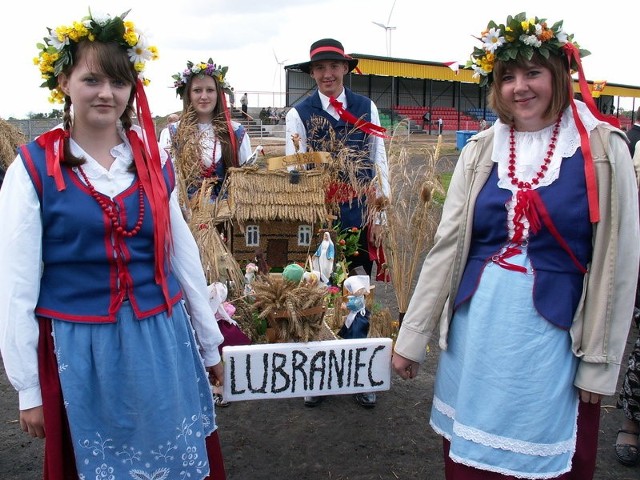 Podczas uroczystości dożynkowych można było podziwiać piękne wieńce. Ten przygotowali mieszkańcy Lubrańca.