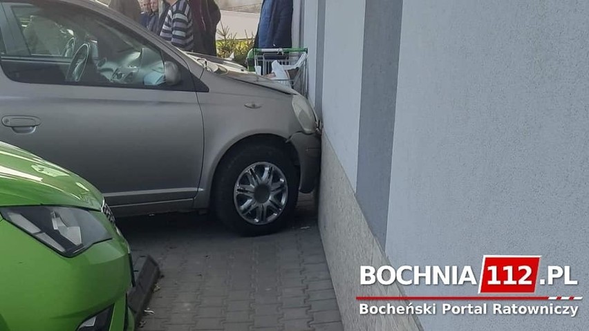 Nowy Wiśnicz. Wypadek z udziałem trzech samochodów i pieszej, ciężko ranna kobieta trafiła do szpitala śmigłowcem [ZDJĘCIA]