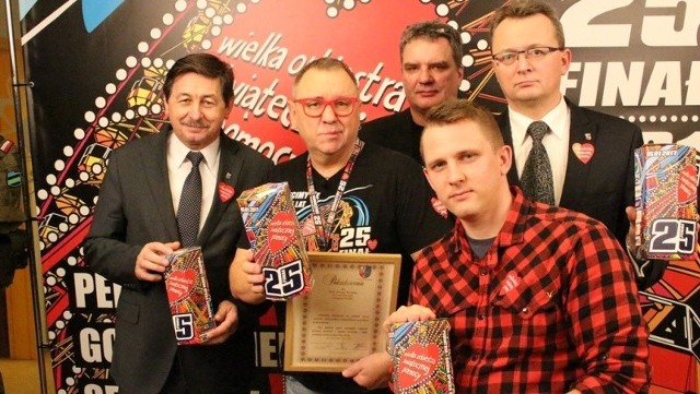 Jakub Król i Robert Kukliński oraz Waldemar Urbański i Arkadiusz Sulima z Jerzym Owsiakiem w siedzibie Fundacji WOŚP.