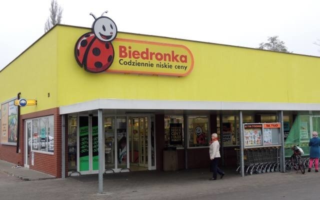 BiedronkaW weekend przed majówką (28 i 29 kwietnia) Biedronki mają być czynne tak, jak w weekend handlowy, z tym , że niektóre placówki mogą być otwarte do godz. 22. 1 i 3 maja sklepy tej sieci będą zamknięte. W środę 2 maja z powodu zamknięcia sklepów 3 maja, Biedronki będą czynne dłużej, bo do godz. 22, choć, jak informuje firma Jeronimo Martins, od tej reguły mogą być wyjątki, szczególnie w mniejszych placówką. Najlepiej wcześniej zapoznać się z informacją zamieszczaną na drzwiach sklepów. 4, 5 i 6 maja Biedronki będą czynne tak jak w dni robocze i święta z dopuszczalnym handlem.