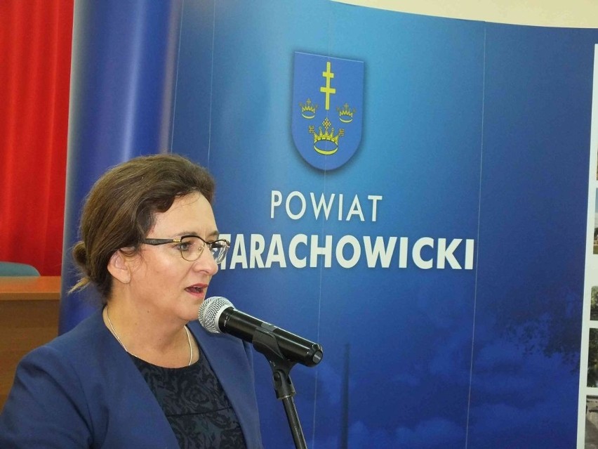 Wojewoda wręczyła decyzje premiera o dofinansowaniu dróg lokalnych w powiecie starachowickim