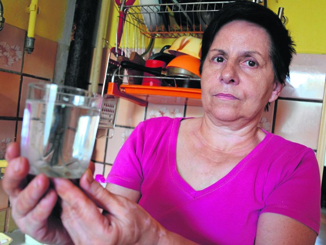 Krystyna Romaniuk mówi, że wody z kranu nie da się w Limanowej pić. Stosuje filtry, nawet jeśli wykorzystuje ją do gotowania zupy. - Woda z kranu niby jest czysta, ale niesmaczna - mówi kobieta.