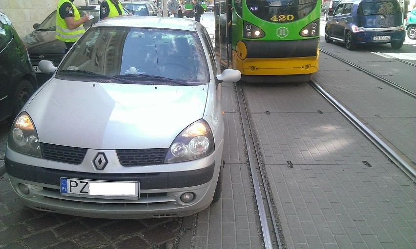 MPK Poznań: Tramwaj znów zablokowany przez samochód