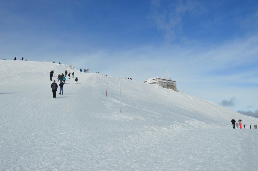 Tatry. Kasprowy Wierch oblężony przez narciarzy i turystów [ZDJĘCIA]