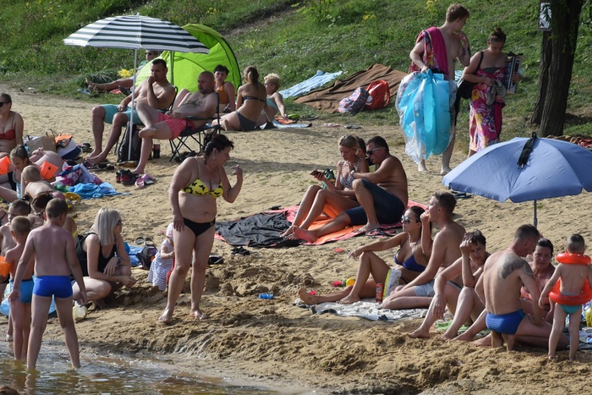 Mnóstwo odpoczywających nad zalewem w Jastrzębiu. Nie brakowało amatorów kąpieli [ZDJĘCIA]