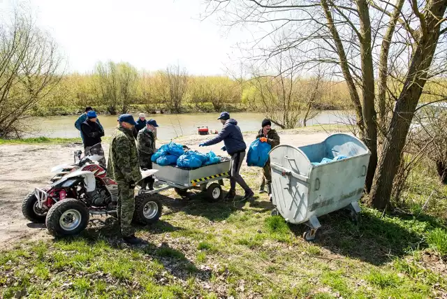 Wędkarze, wolontariusze i pracownicy elektrowni Połaniec zebrali w sumie ponad 300 kilogramów śmieci.