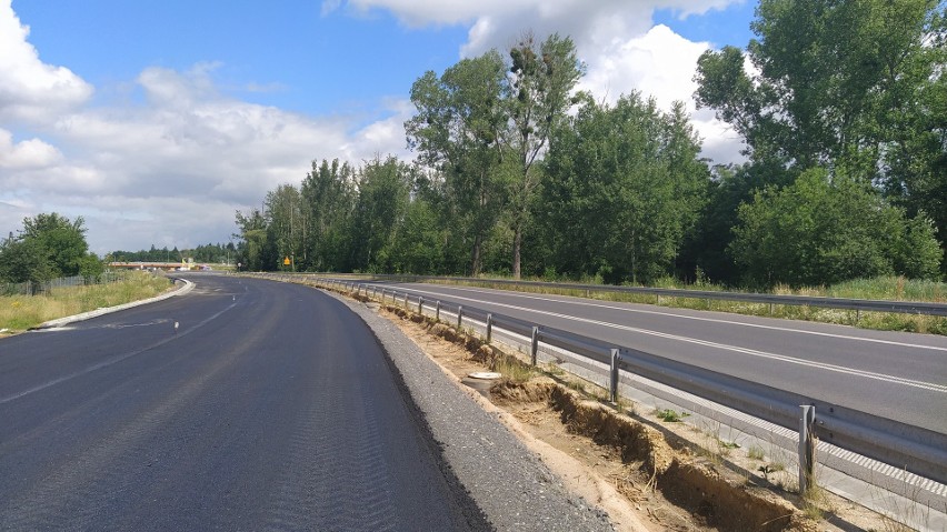 Opole. Drogowcy układają asfalt na rozbudowywanej obwodnicy...