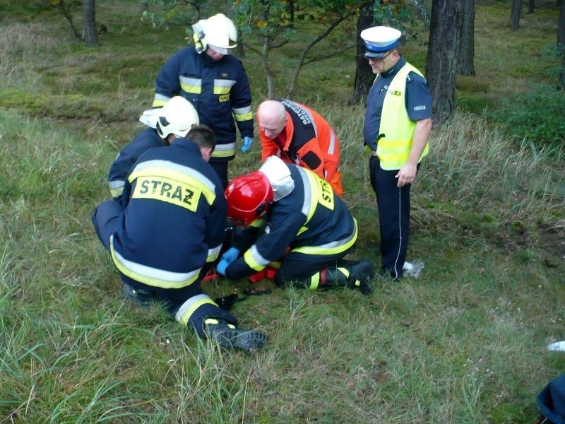 Strażacy i medycy pomagają rannej kobiecie