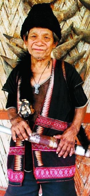 Mężczyzna z plemienia TAGIN z kolekcją czaszek bawołów