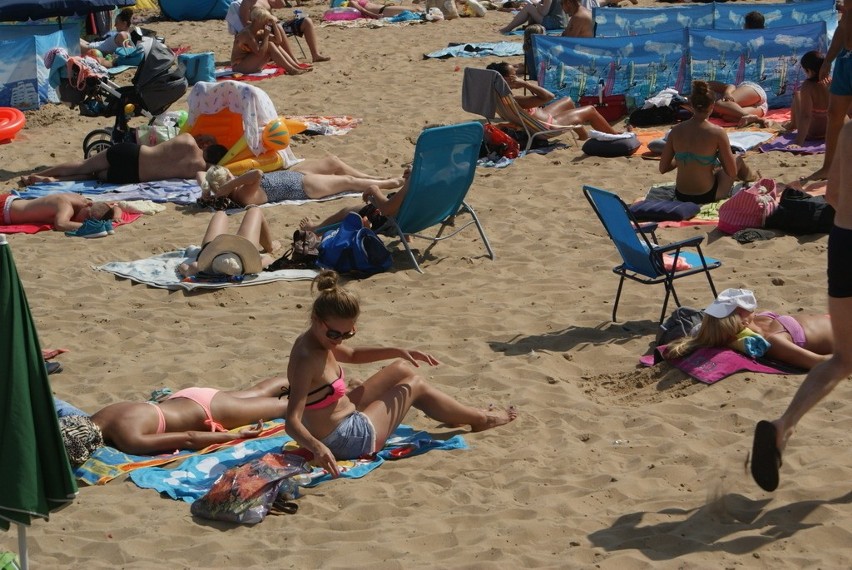 W sobotę nie brakowało chętnych do plażowania nad Pogorią...