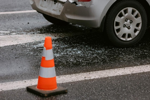 Według definicji przyjętej przez GUS oraz Policję, wypadek drogowy to zdarzenie, które zakończyło się obrażeniami co najmniej jednej osoby lub śmiercią uczestnika (najpóźniej po 30 dniach).