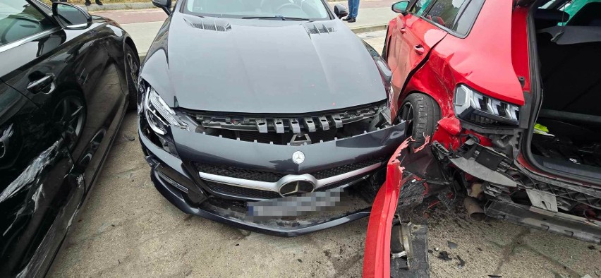 Zderzenie czterech samochodów osobowych na ul. Wąwozowej w Koszalinie [ZDJĘCIA]