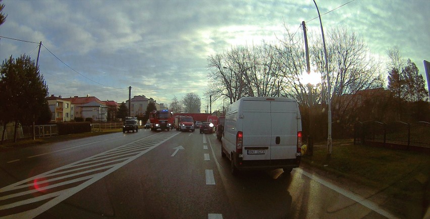Kolizja ciężarówki z osobówką na skrzyżowaniu w Nisku. Z ciężarówki wyciekło paliwo [ZDJĘCIA]