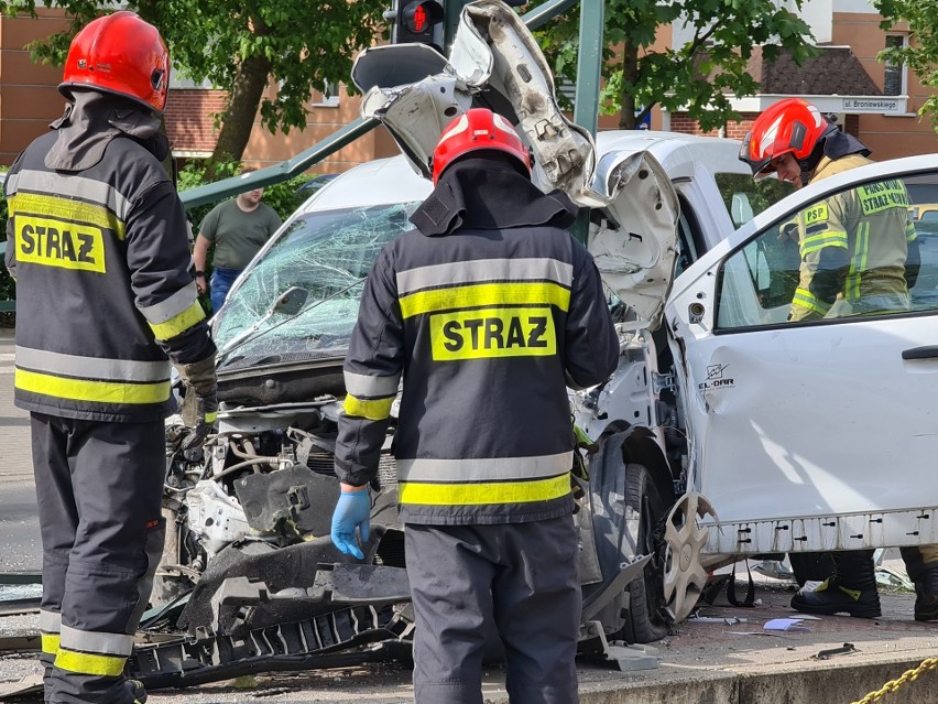 W Toruniu 17 maja kierowca daci, chcąc uniknąć zderzenia z...