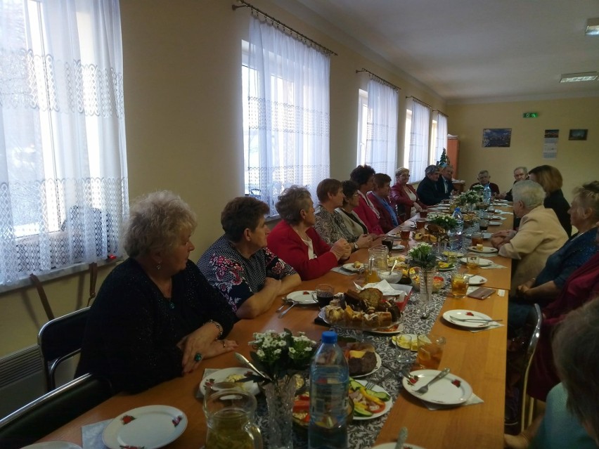 Spotkanie andrzejkowe w Klubie Senior+ w Soboszowie. Na stołach królowały domowe potrawy. Zobacz zdjęcia