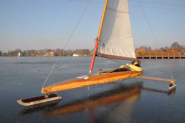 Zima to z reguły czas, gdy żeglarze szlifuję umiejętności teoretyczne i reperują swoje łódki w warsztacie szkutniczym. W Szczecinku skute lodem jezioro daje okazję do poszusowania bojerami. 