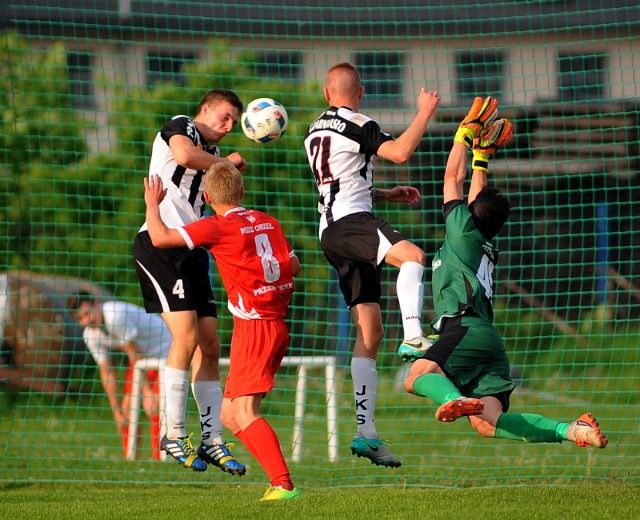 Czarni Jasło (biało czarne stroje) grają w Pruchniku i bezwzględnie muszą ten mecz wygrać