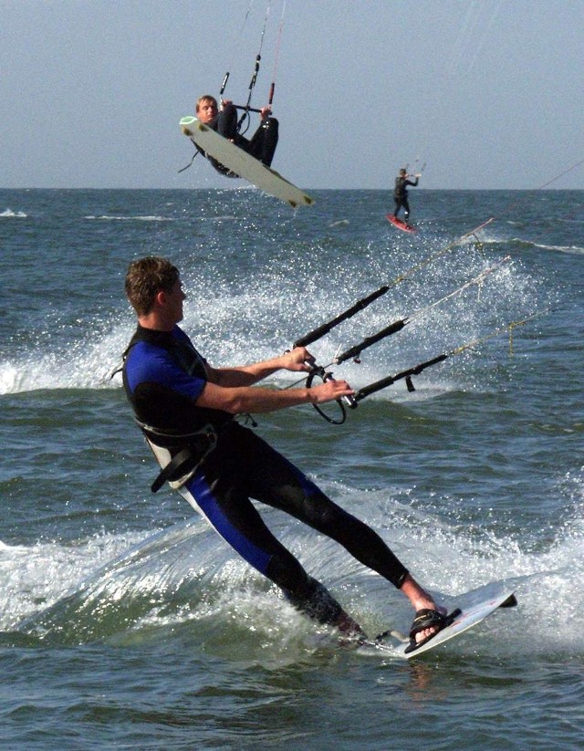 Kitesurfing pozwala poczuć potęgę swobody na wodzie - podkreślają pasjonaci tego sportu.  Mekką kajciarzy są Chałupy