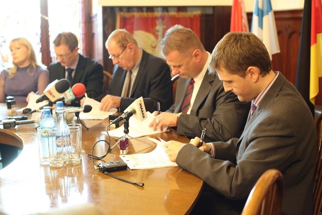 Moment podpisania umowy na przebudowę skrzyżowania przy ul. Szczecińskiej i budowę ścieżek rowerowych.
