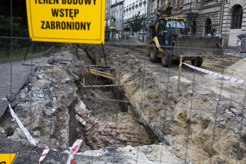 Znalezisko przy Barbakanie. Odkryto średniowieczny mur [ZDJĘCIA]