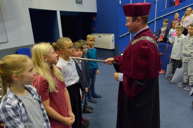 Prorektor prof. Grzegorz Królczyk uroczyście pasował uczestników zajęć na studentów dziecięcej politechniki.