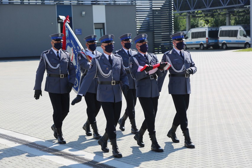 Kraków. Nowi funkcjonariusze w szeregach małopolskiej Policji. W tym osiem pań [ZDJĘCIA]