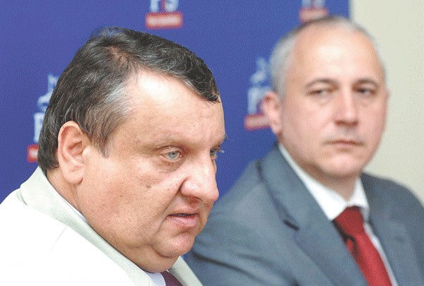 Stefan Strzałkowski (z lewej) ma 52 lata. Z zawodu nauczyciel, po AWF. Żonaty. Zdobył w wyborach 4.161 głosów. Ślubował w sejmie 24 czerwca. 