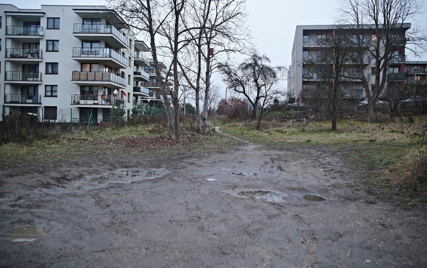 Miejsce, gdzie miasto chce budować blok komunalny przy ulicy...