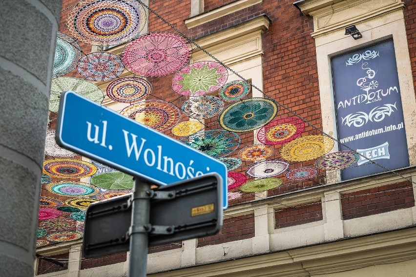 Kolorowe mandale, balony i parasolki zdobią Leszno w 2023...
