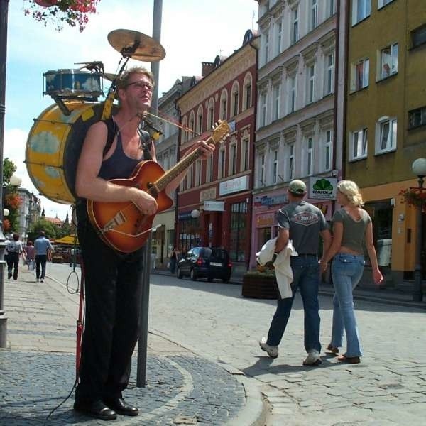 Człowiek-orkiestra Bernard M.Snyder już raz występował w Brzegu. Teraz będzie jednym z uczestników festiwalu.