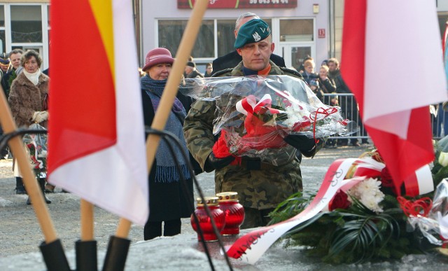 Po uroczystej mszy świętej w grudziądzkiej Bazylice dalsza część uroczystości odbyła się pod pomnikiem Żołnierza Polskiego na Rynku. Do zebranych przemówił prezydent Robert Malinowski. Medalami za obronność udekorowano Halinę i Romana Trojakowskich. Kompania reprezentacyjna dla uczczenia 96 rocznicy powrotu Grudziądza do macierzy oddała salwę honorową.