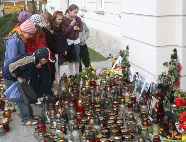 Z całego Radomia uczniowie przychodzą na ulicę Żeromskiego, by oddać hołd poległym w katastrofie lotniczej pod Smoleńskiem.
