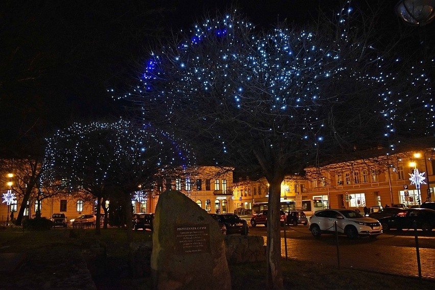 Nowy Sącz zaświecił świątecznie. Bożonarodzeniowe iluminacje przystroiły miasto [ZDJĘCIA]