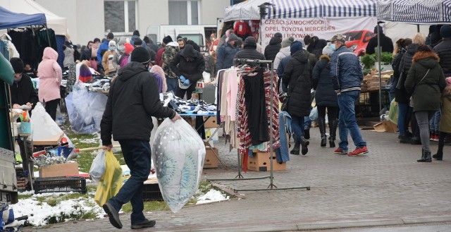 Niedzielny targ, 29 listopada w Wierzbicy w powiecie radomskim przyciągnął bardzo wielu sprzedających i kupujących. Panował duży ruch. Wszystkich nie odstraszyła pogoda. Temperatura w granicach 0 stopni Celsjusza i trochę śniegu, który spadł w nocy.Zobacz kolejne zdjęcia >>>