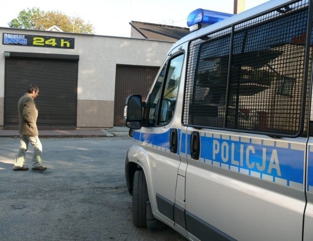 Policja od soboty non stop patroluje zamknięty sklep z dopalaczami przy ulicy Słonecznej we Włoszczowie.