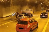 Wypadek w tunelu na DTŚ w Katowicach: kierowca osobówki wbił się autem pod samochód dostawczy