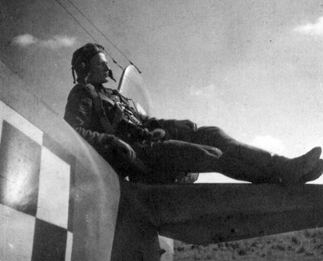 Kazimierz Rutenberg - tutaj na stateczniku poziomym swojego Jaka-9, lato 1945